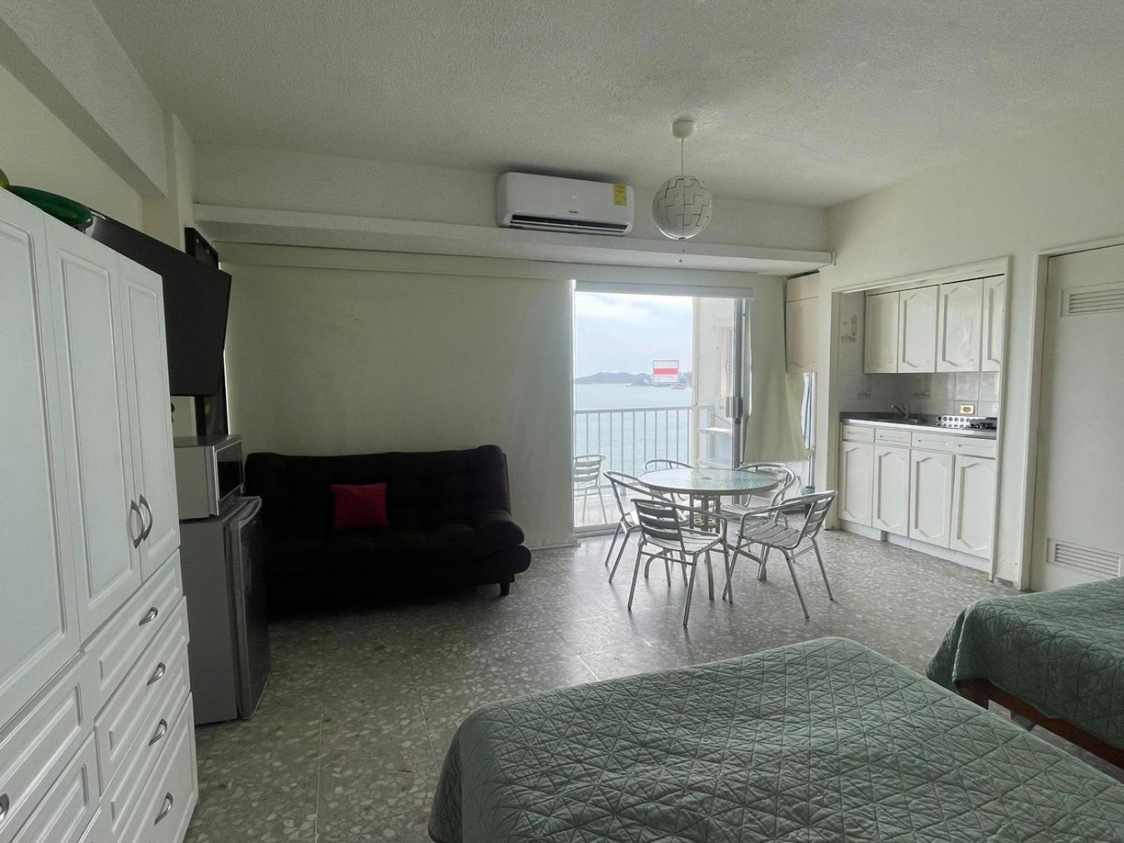 Hotel Torres Gemelas Vista Al Mar A Pie De Playa 4*